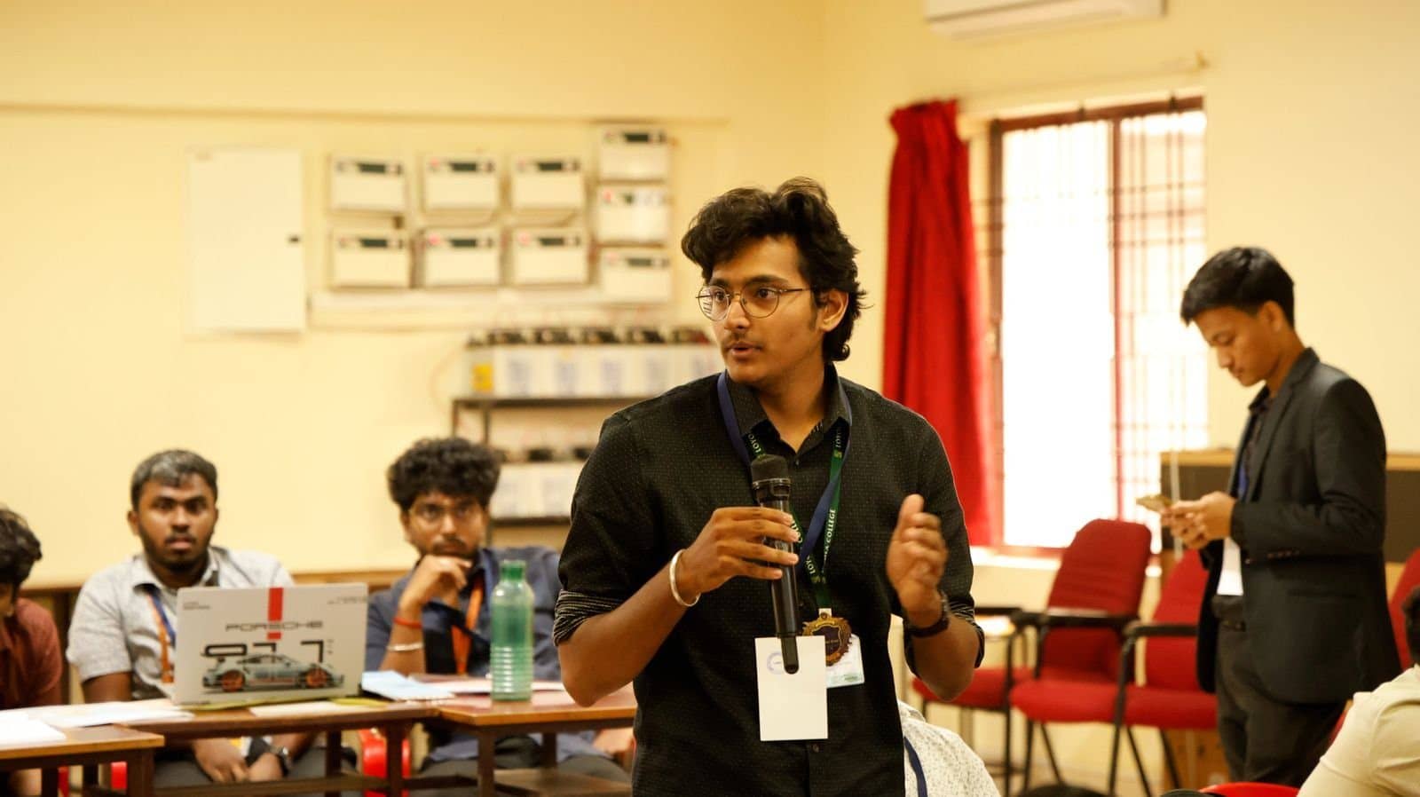 A founder pitches to the room